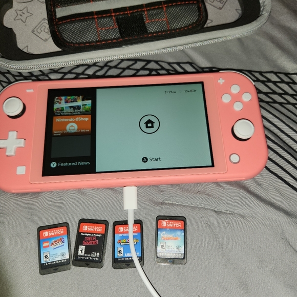 Nintendo Switch Lite - Picture 1 of 3